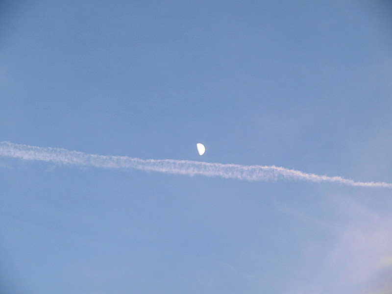 081107_05moonair.jpg